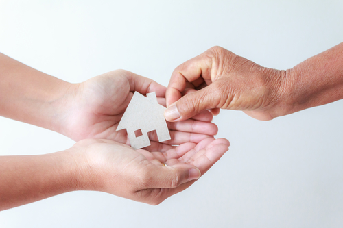 Darování bytu, domu či pozemku: Jaké daňové povinnosti Vás neminou po uzavření darovací smlouvy na nemovitost?